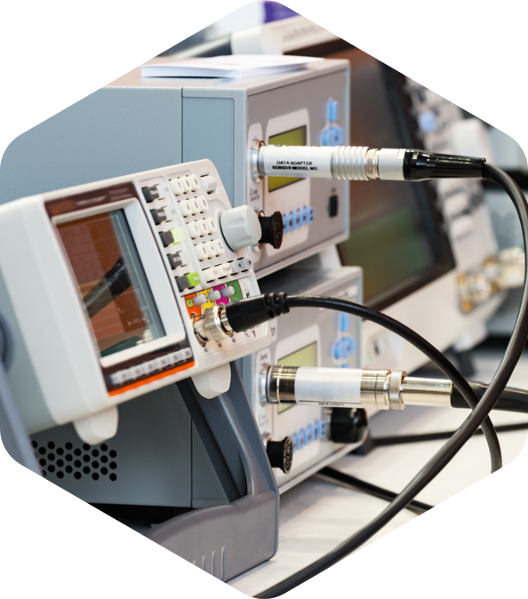 Prüfung der Elektronik einer Maschine in einem Labor