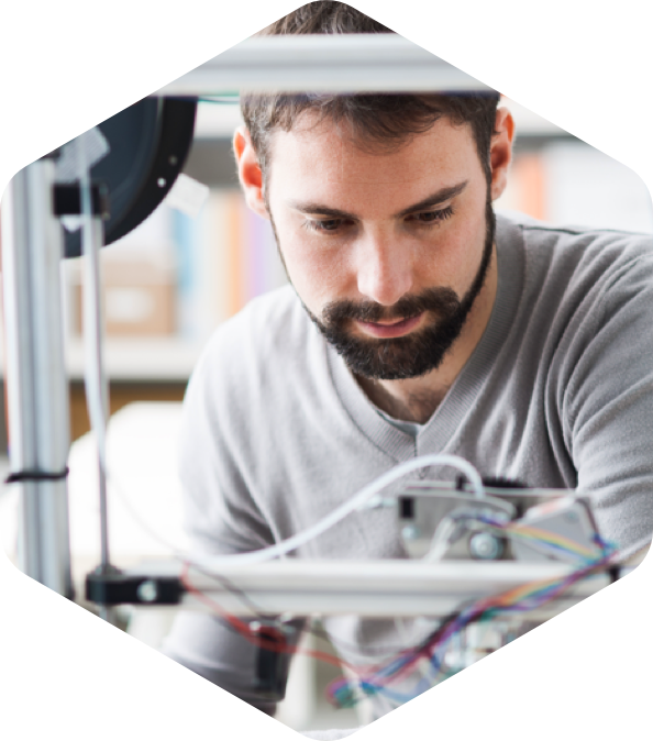 Laborant prüft eine Industriemaschine